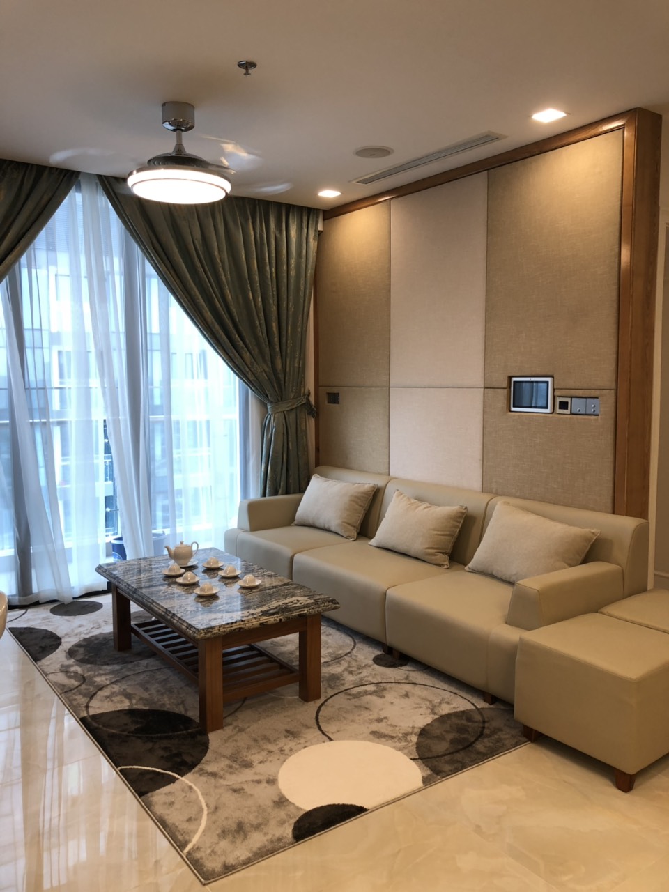 cho thuê căn hộ 3 pn full nội thất đẹp tòa AQua4 dự án Vinhome Golden River ( LH: Ms Trâm: 0385777071) 